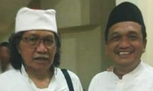 Dua Sahabat "Lautan Jilbab" : Emha Ainun Nadjib dan Wahyudi Nasution. Foto : Dokumentasi Pribadi